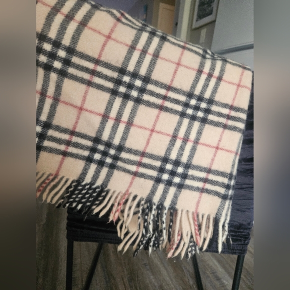 Authentic Burberry 100% wool scarf - Picture 10 of 10